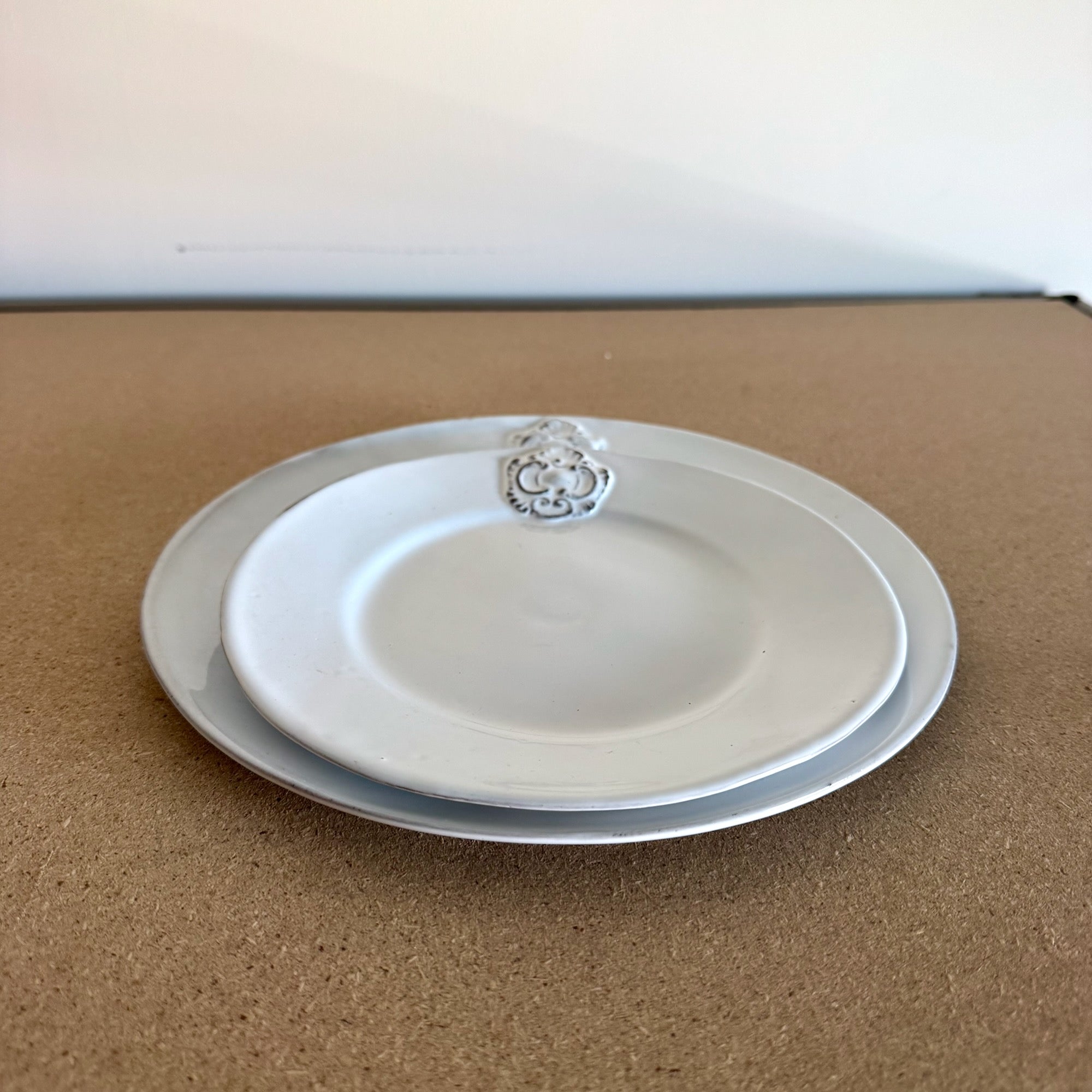 Set 1 x flat plate L Charles and 1 x dessert plate M Charles