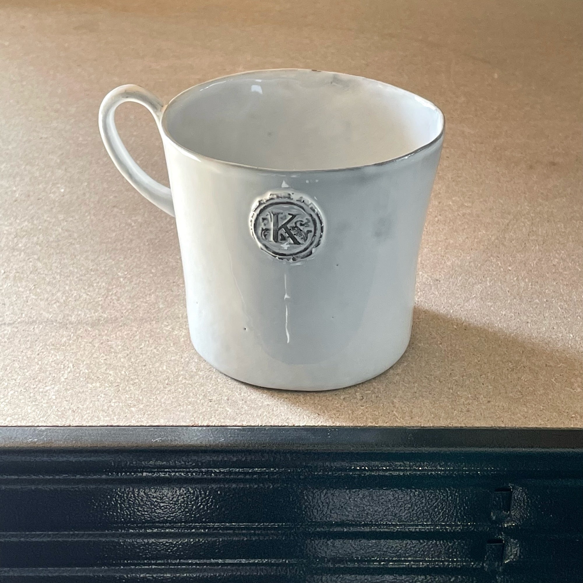 Letter seal mug with handle "K"