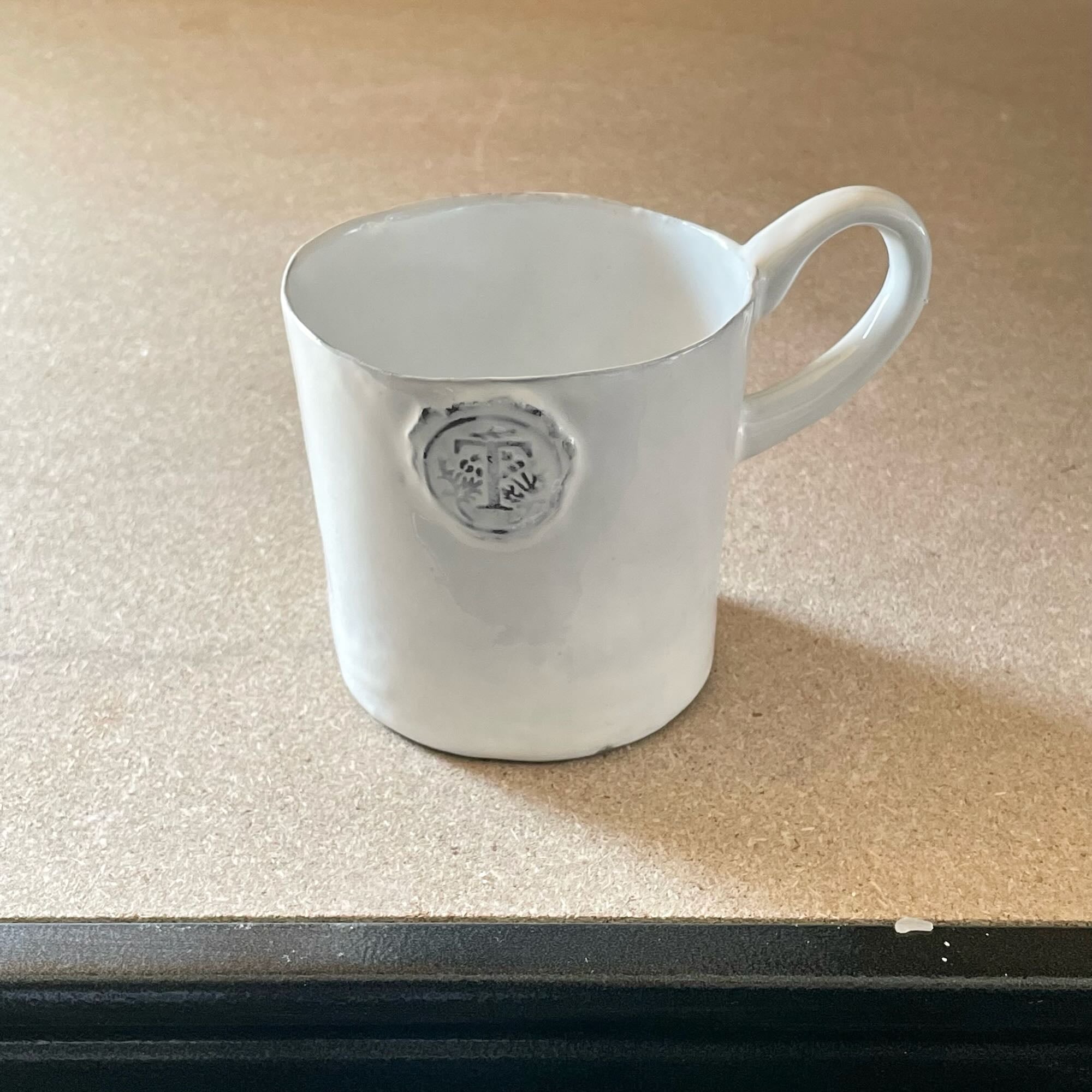 Letter seal mug with handle "T"