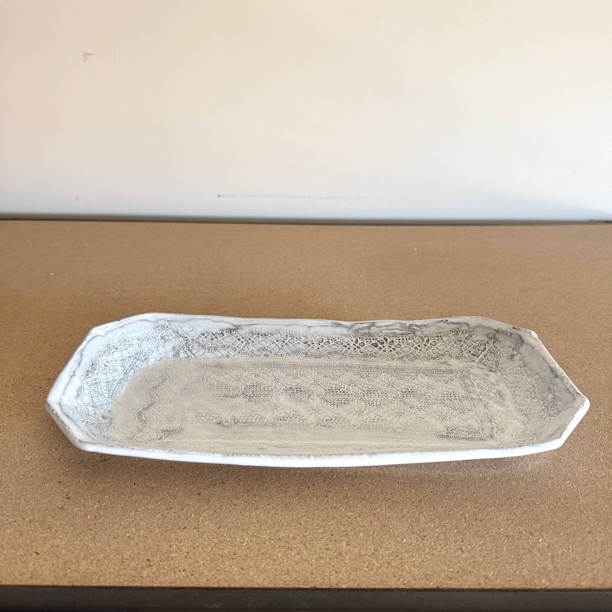 Plat en terre brute Dentelle