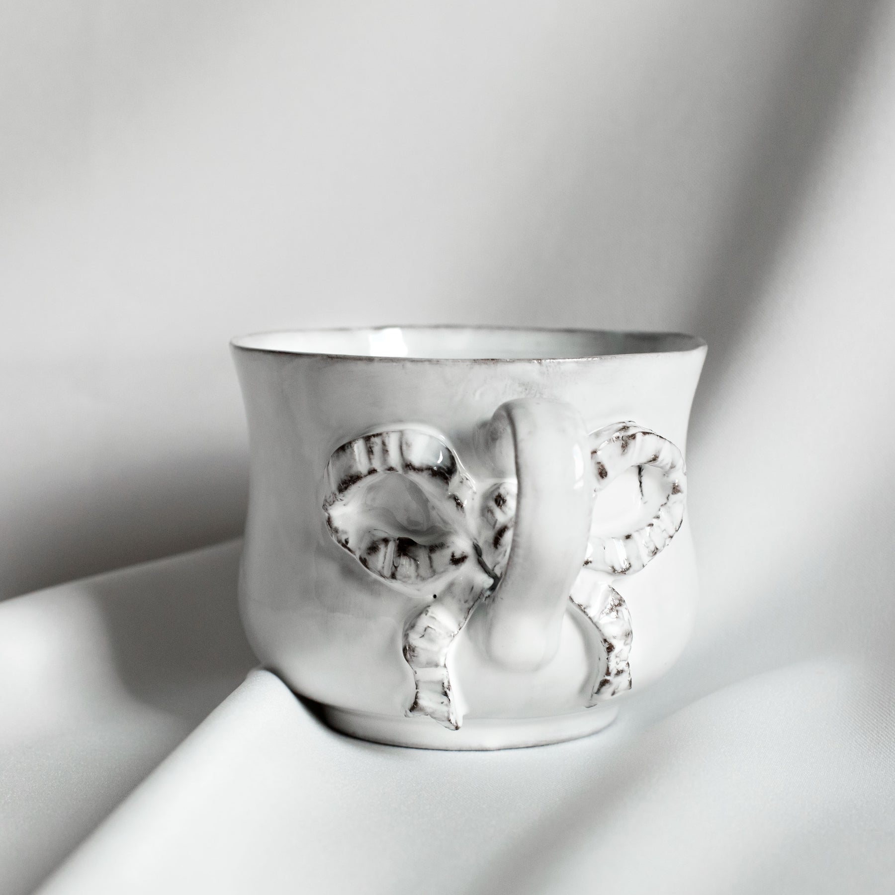 Tasse à ruban Marie-Antoinette - tasse ceramique artisanale par Mathilde Carron-Astier de Villatte | CARRON Paris