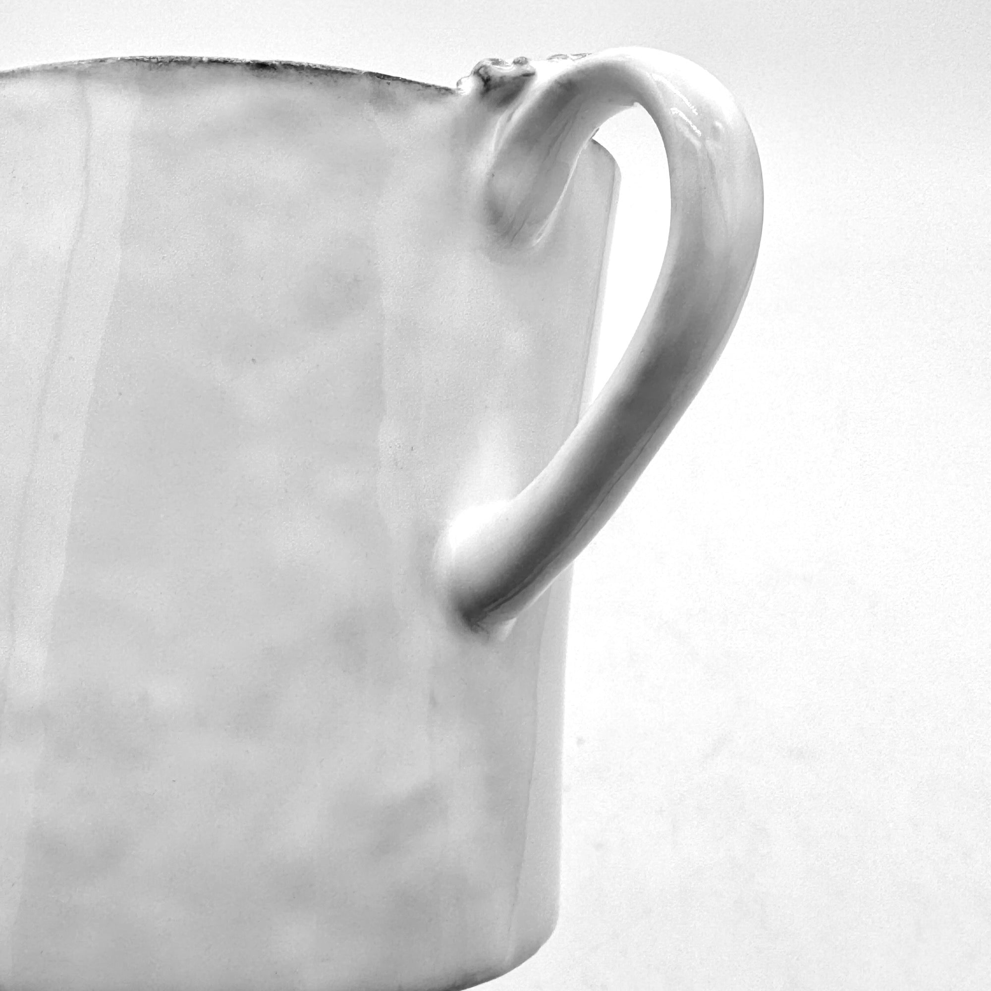 Set 1 x Tasse à anse noeud Marie-Antoinette + 1 x Soucoupe Apolline 