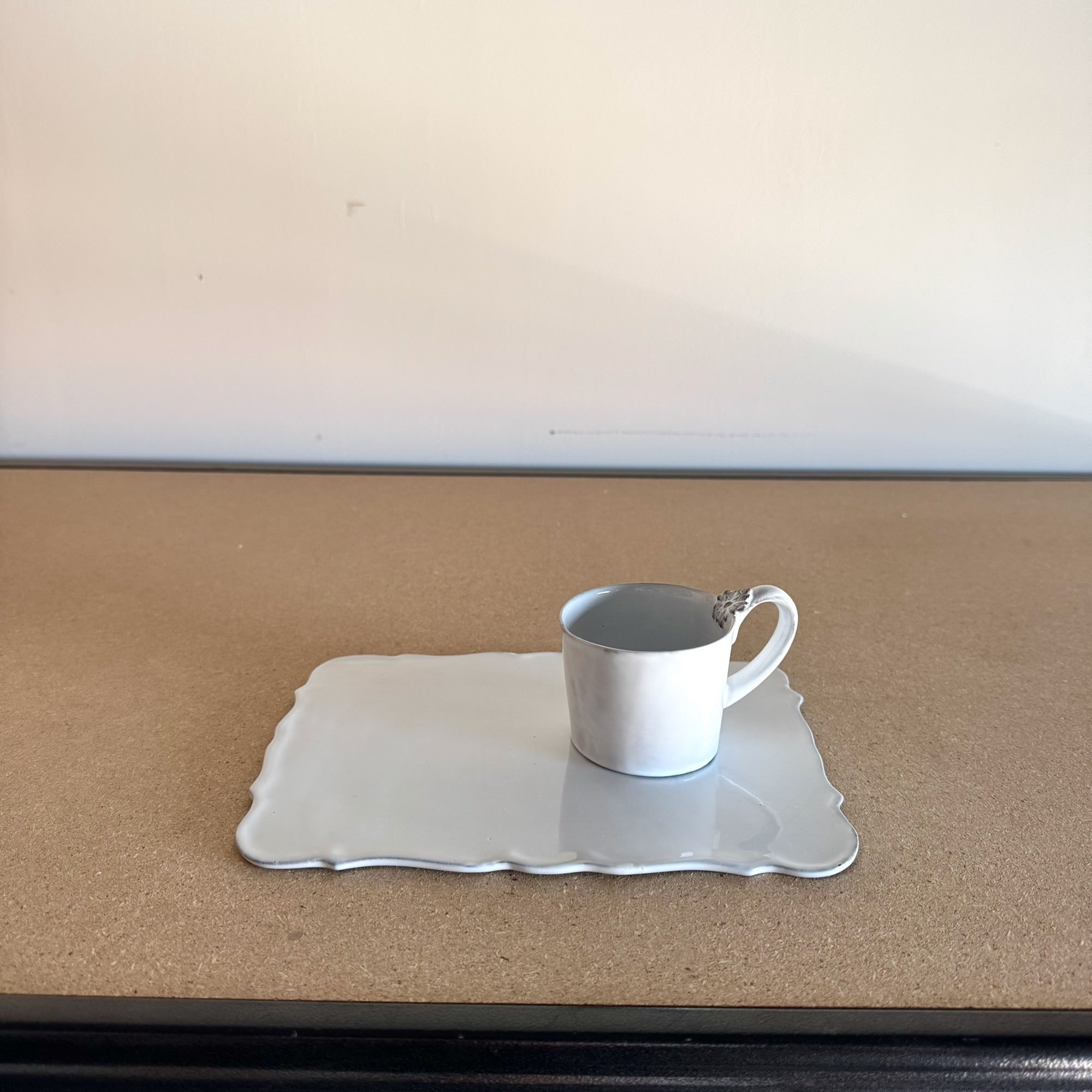 Set 1 x Tasse à anse noeud Marie-Antoinette + 1 x Soucoupe Apolline 