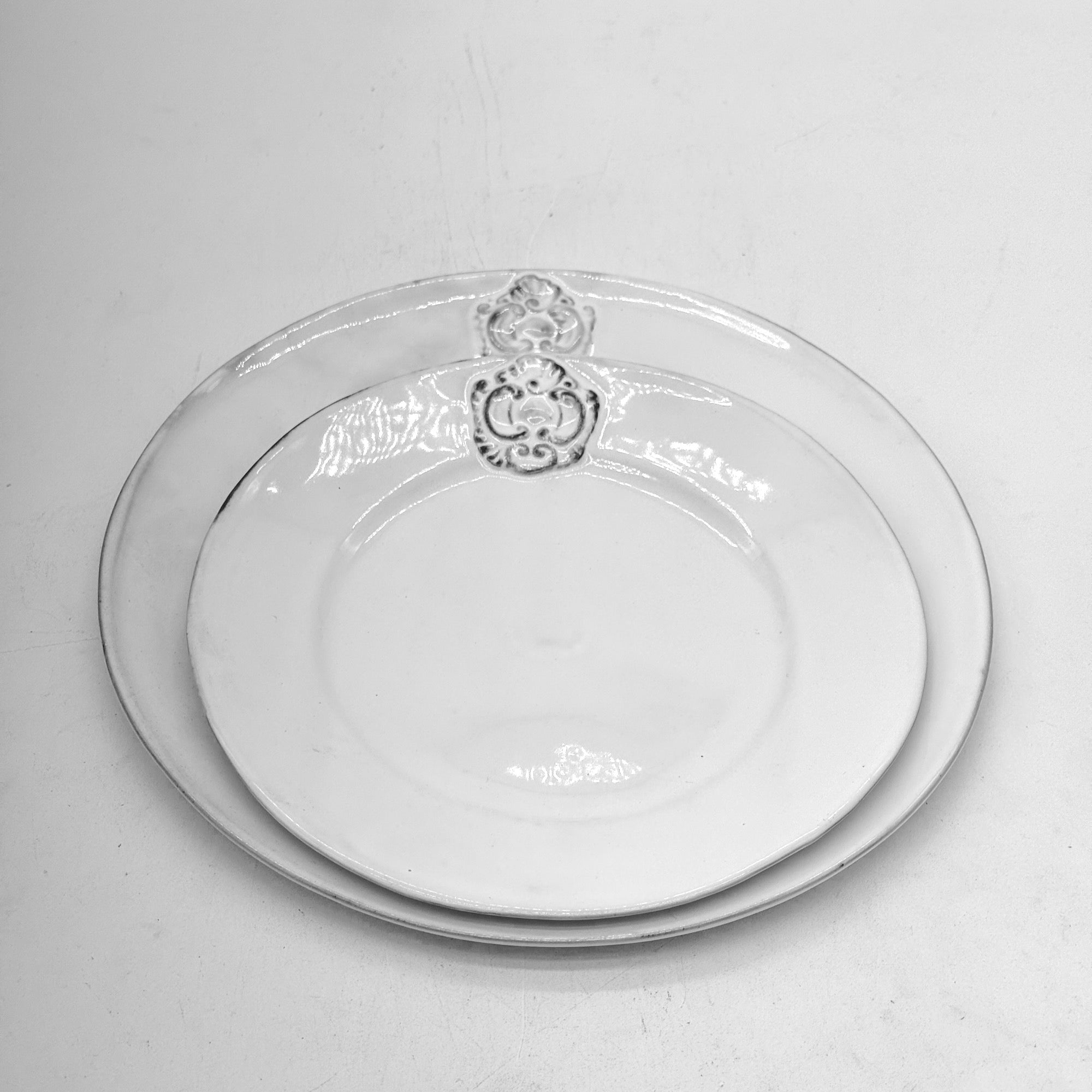 Set 1 x flat plate L Charles and 1 x dessert plate M Charles