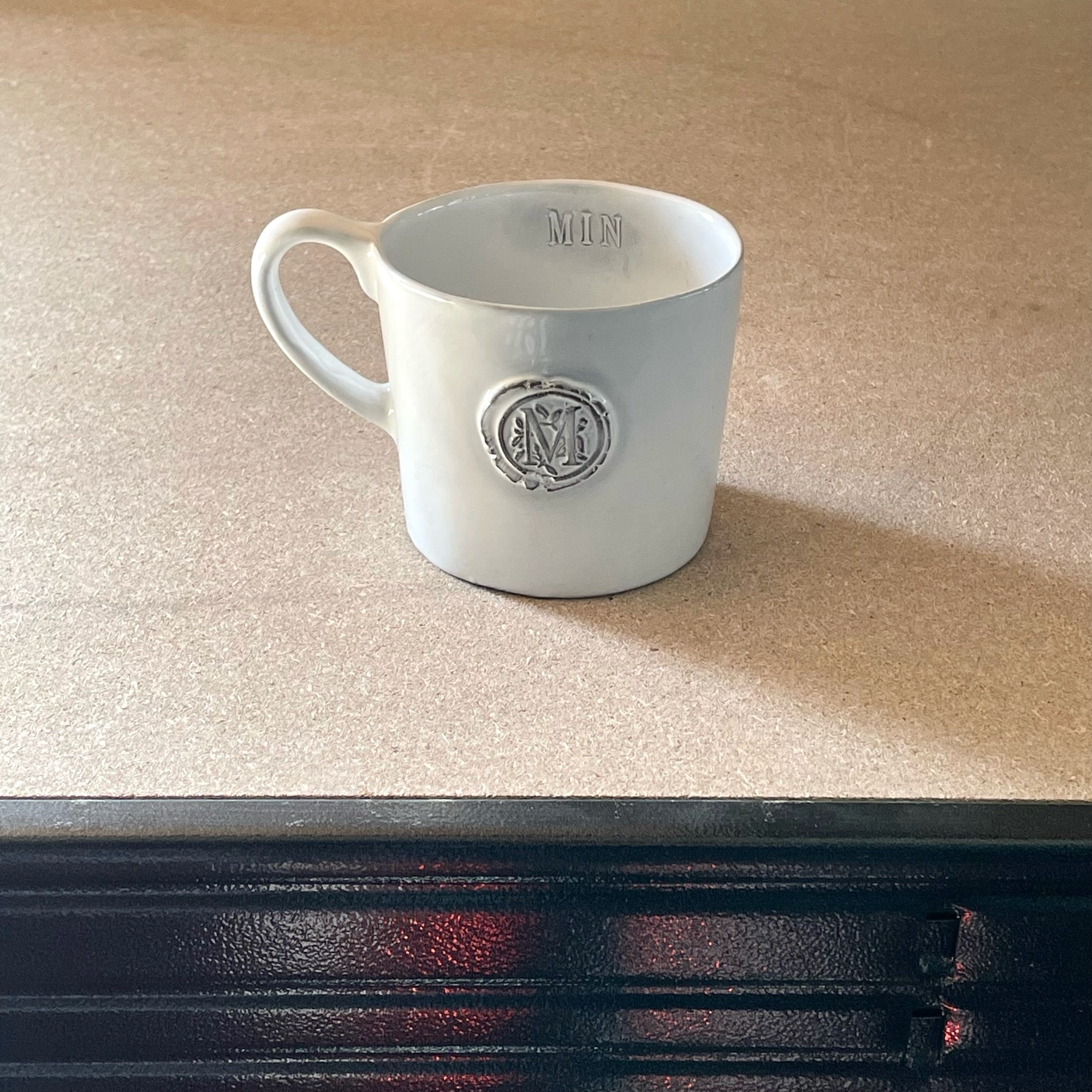 Letter seal mug with handle "M"