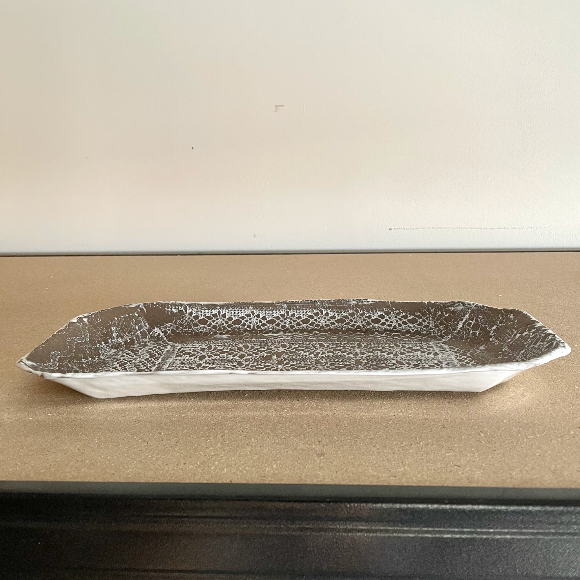 Plat en terre brute Dentelle