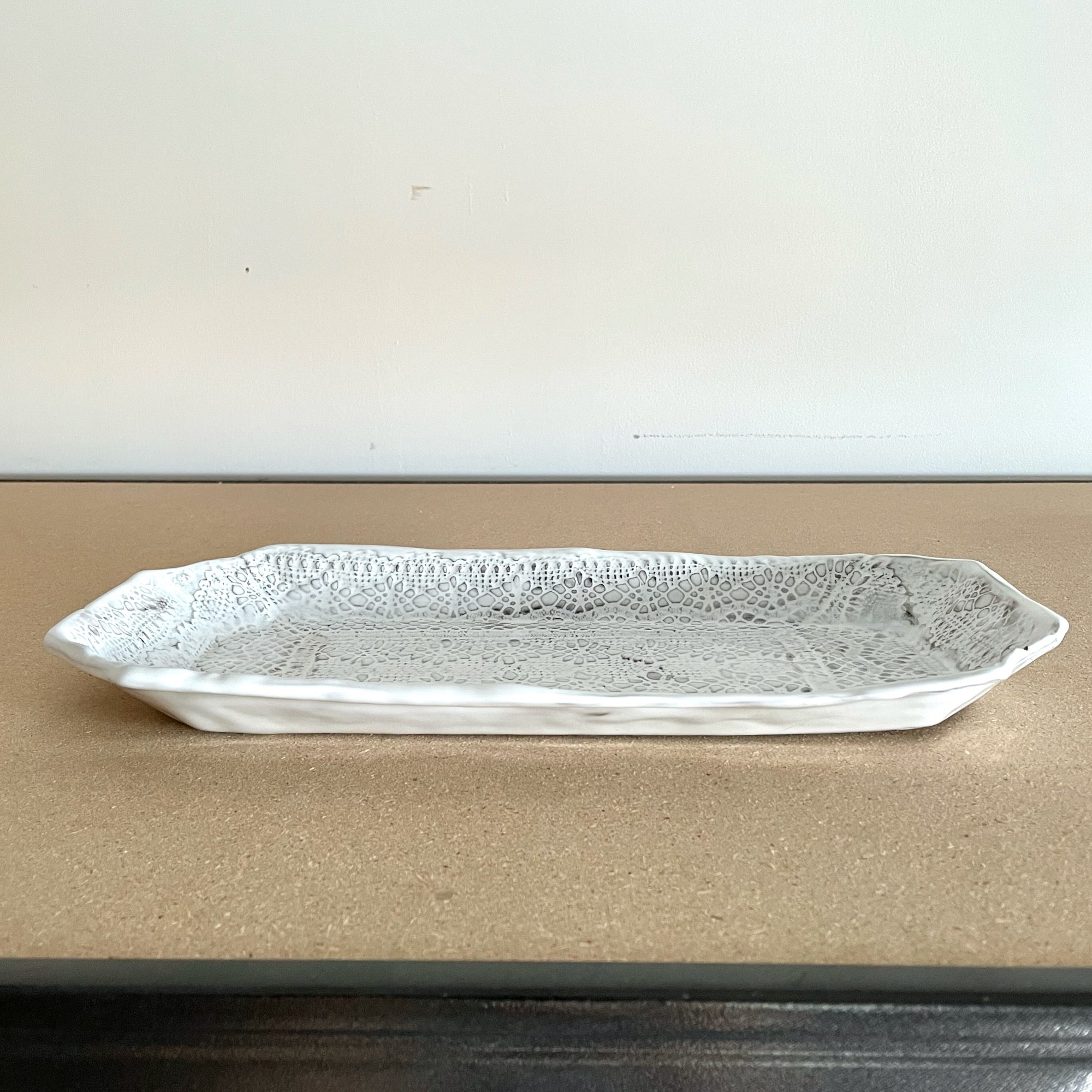 Plat en terre brute Dentelle