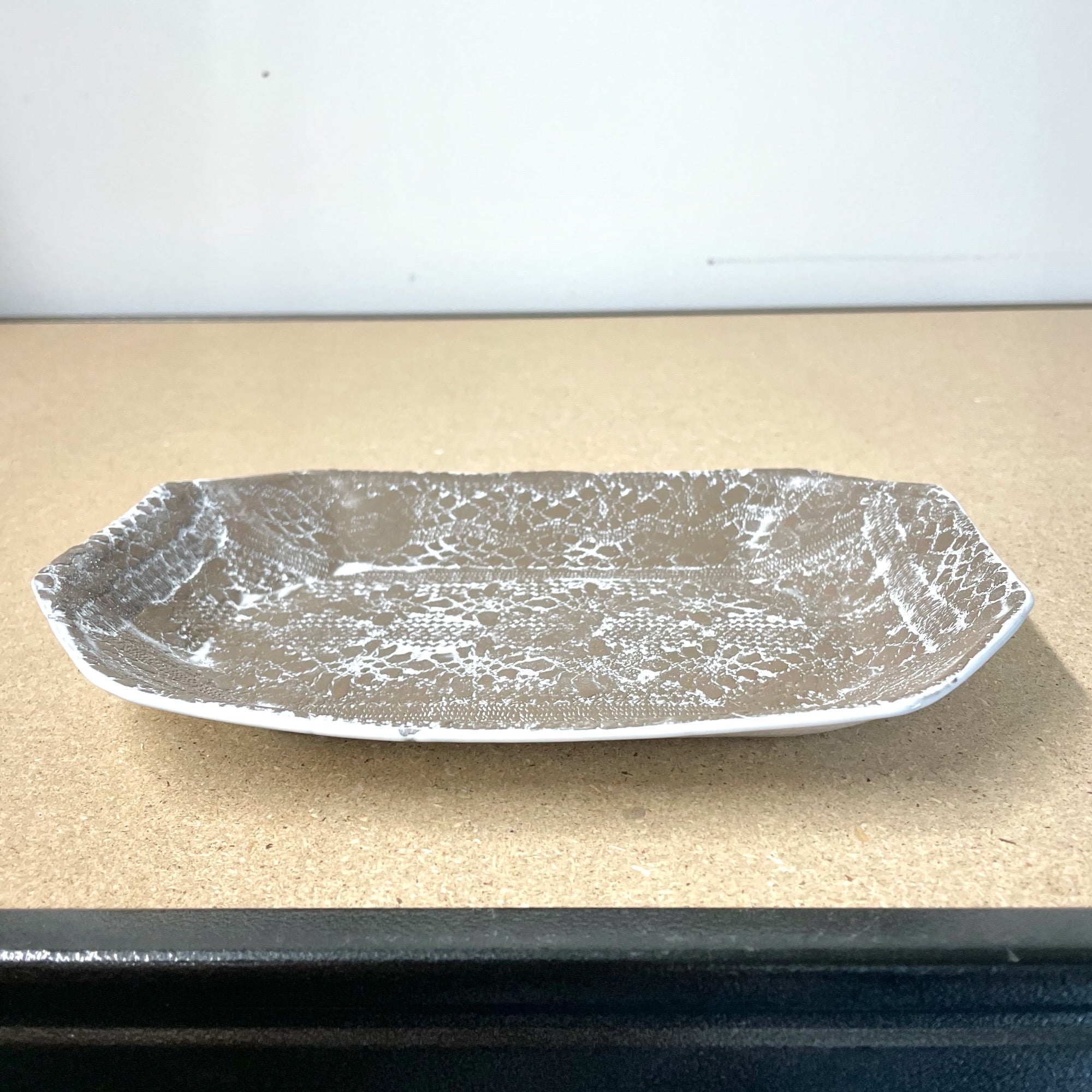 Plat en terre brute Dentelle
