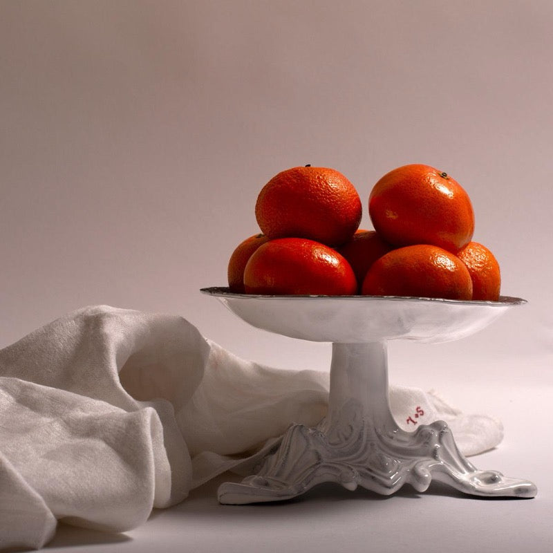 Piedestal Pivoine en faience garni de clementines et nappe en lin, ceramique artisanale CARRON Paris
